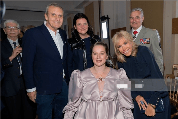 布丽 布丽吉特闪耀时装秀!穿蓝裙半扎马尾真少女,换了发型果然超好看