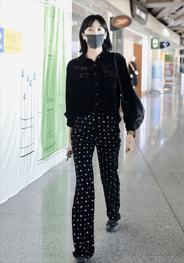 张蓝 “龙女郎”张蓝心长腿太吸睛,私服盖不住优越身材,让人羡慕