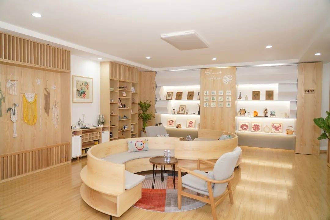 是一幢两层小楼,内设多功能展厅,劳动室,健身室,活动室,谈心室等