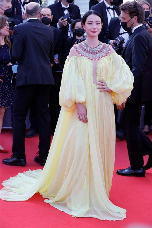 设计 李梦的裙装选择挺特别,淡黄的长裙别有风味,配上项链更惹眼