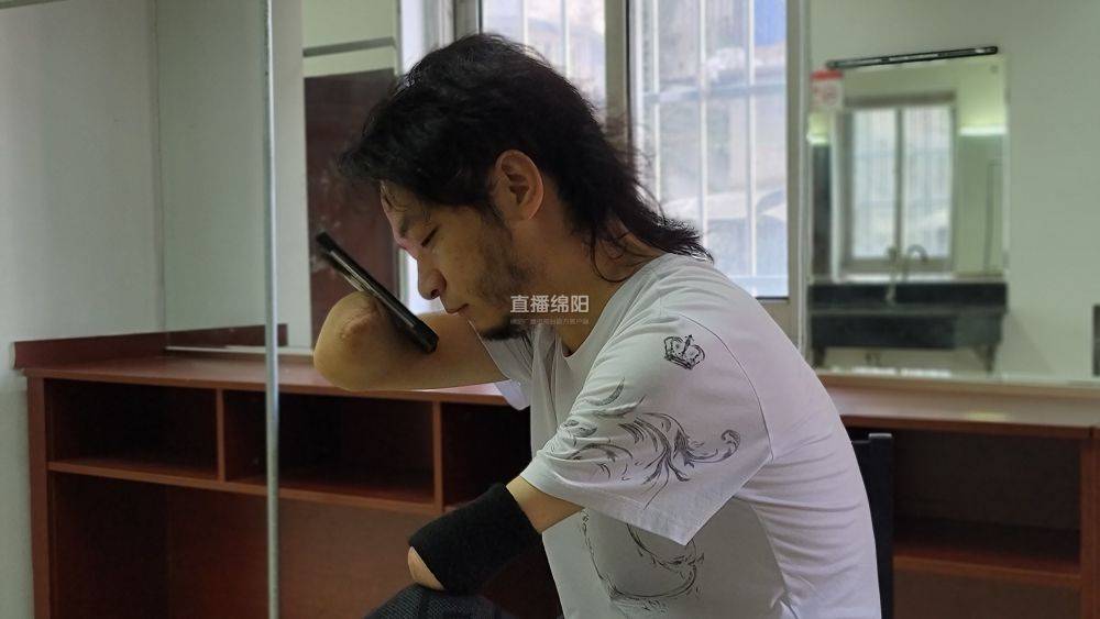 绵阳|吴刚：意外让他失去手臂 但歌唱给了他“翅膀”