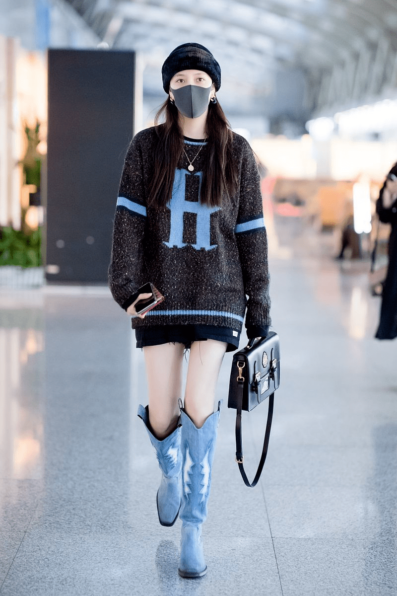 身材 宋妍霏不愧是女团出身，穿露腰装配工装裤，气场不输超模！