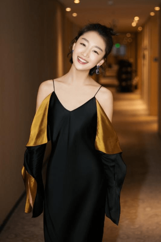 纸片人 周冬雨瘦成“纸片人”，穿挂脖亮片裙看着只有80斤，真正骨感美人