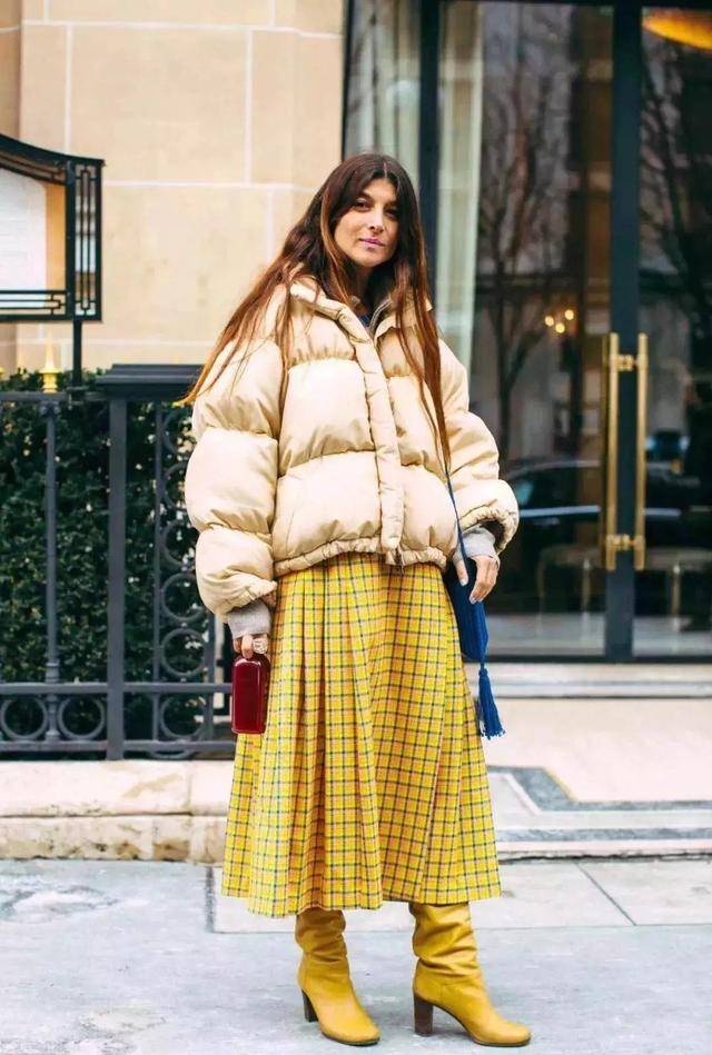 浅棕色 材质的选择上，我们可以选择针织丝绒等材质，垂坠感好，更加有温柔优雅的气质