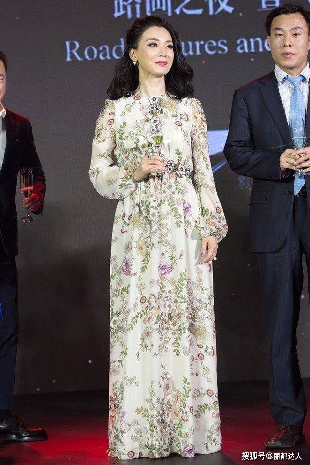 魅力 陈数的气质好难超越,粉色拼接长裙显成熟女人魅力,优雅又迷人