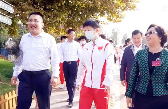 全运会|孙颖莎想要小牛不走了！家乡企业哄她再逛逛：一会儿弄个奶瓶喂喂
