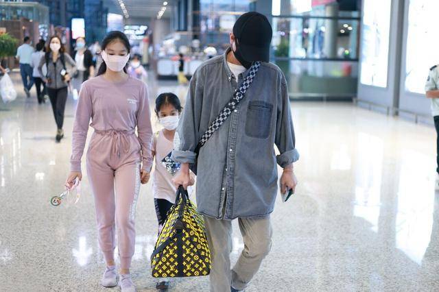 衣袖 文章带两个女儿现身,可惜马伊琍没露面,3万多的手提包真抢眼