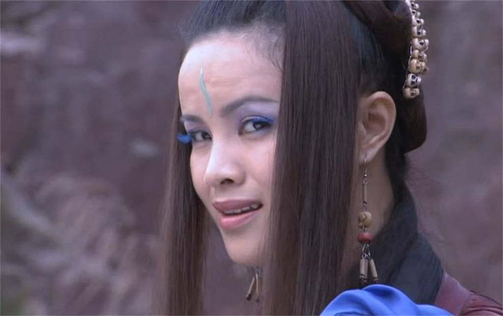 03版《天龙八部》的叶二娘由石兰扮演,虽然比较夸张的造型(比如浮夸的