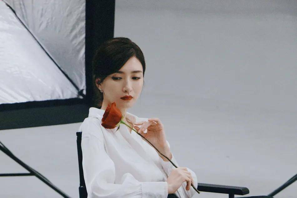 眼眸 江疏影穿着红色纱裙秀天鹅颈！雪肤玉貌太性感妩媚