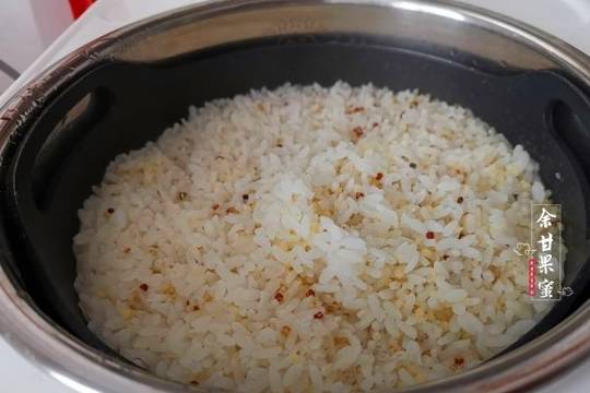 米饭怎么蒸用电饭煲多少分钟 40853bb81815434badd2e4e0266e3e06.jpeg