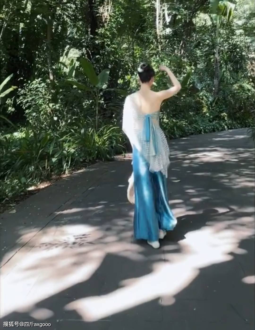 因为是专业舞蹈演员出身所以这些年陈露的身材保持非常完美穿上紧身