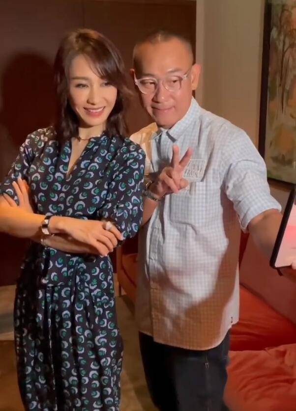 女神 黎姿罕见参加聚会,50岁穿连体裤容光焕发,同框林保怡满脸含羞样