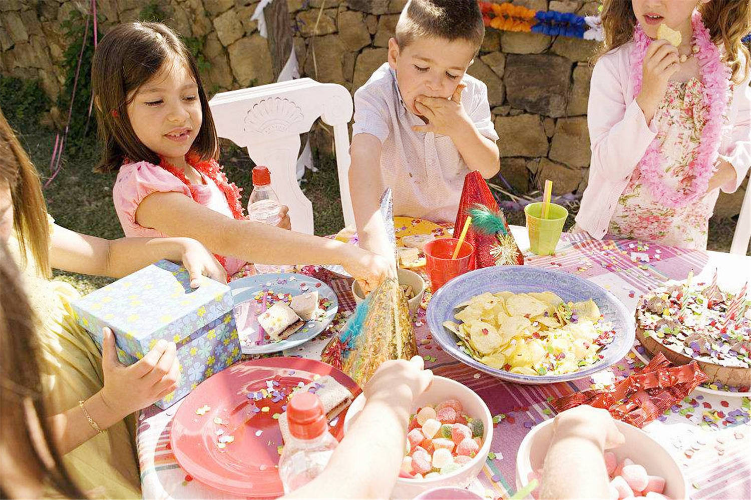时间|孩子为什么爱吃零食?这更像是种本能,强制阻止是最差的办法