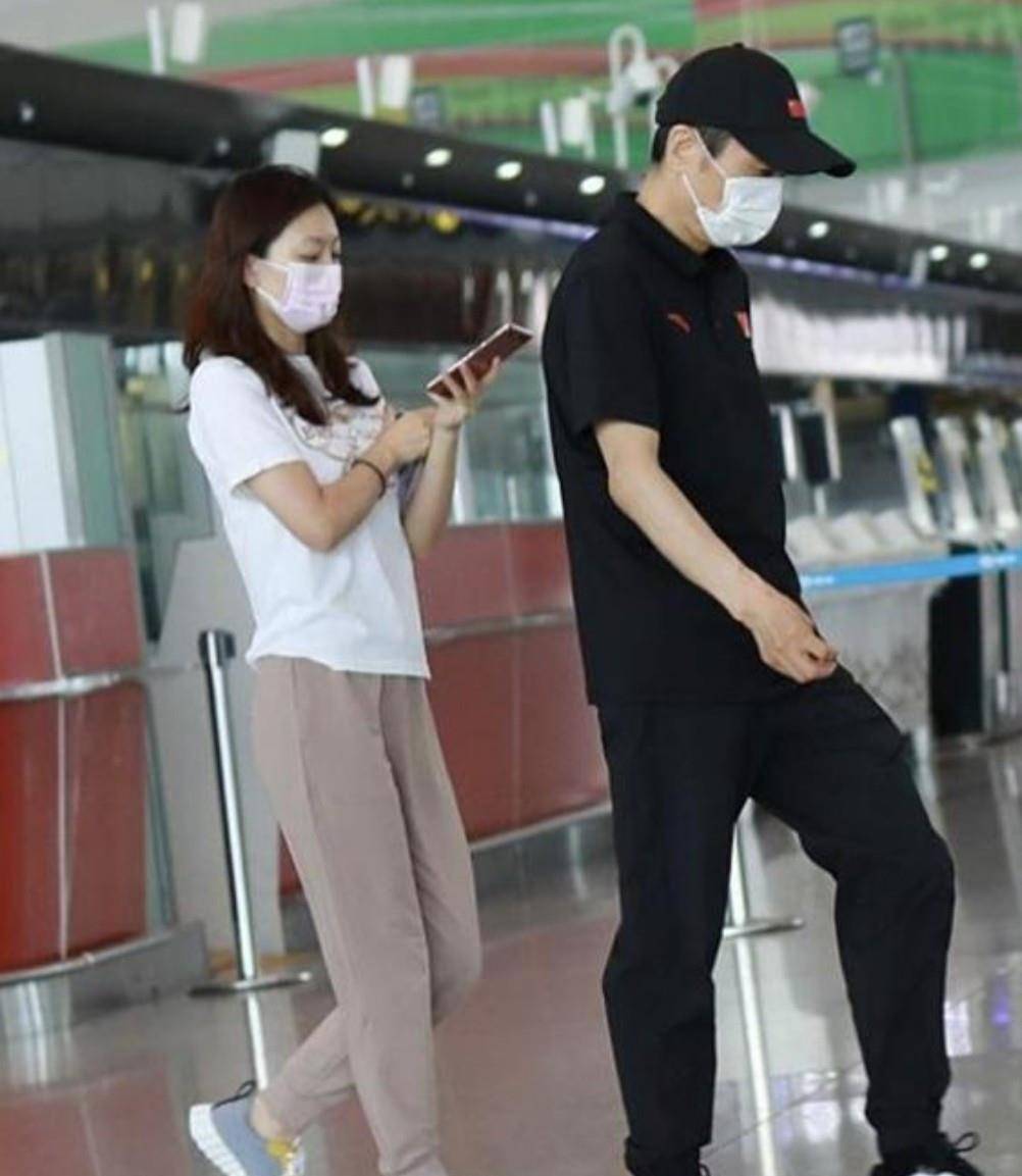 黑色 张艺谋携妻子现身机场，穿老爹鞋一身潮流打扮，仿佛年轻了二十年