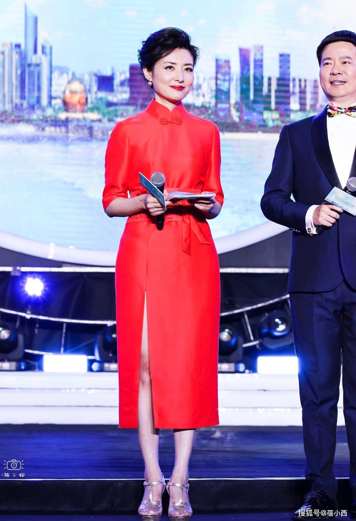 高跟鞋 周涛终于高调一回,穿红色连衣裙配金色高跟鞋,身材比例真不错