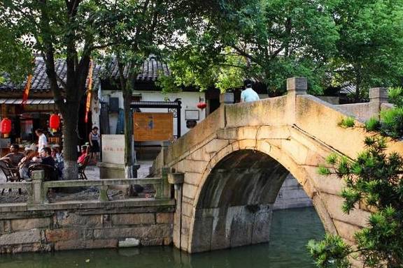 它是江南水乡之一，蕴含悠久的历史，还有古香古味的美景