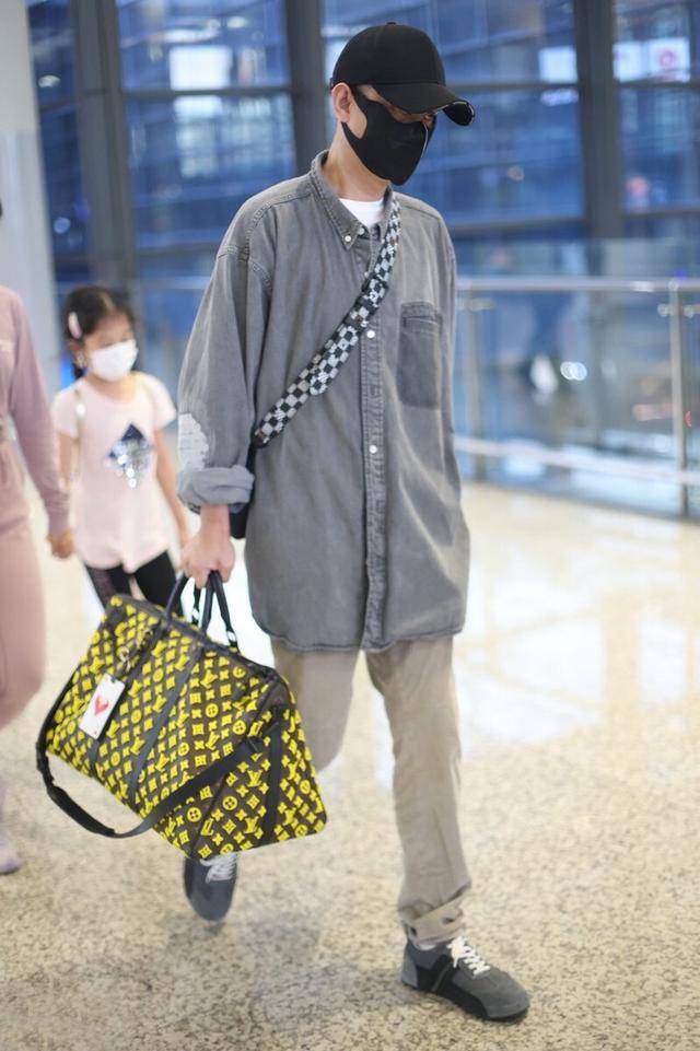 衣袖 文章带两个女儿现身，可惜马伊琍没露面，3万多的手提包真抢眼