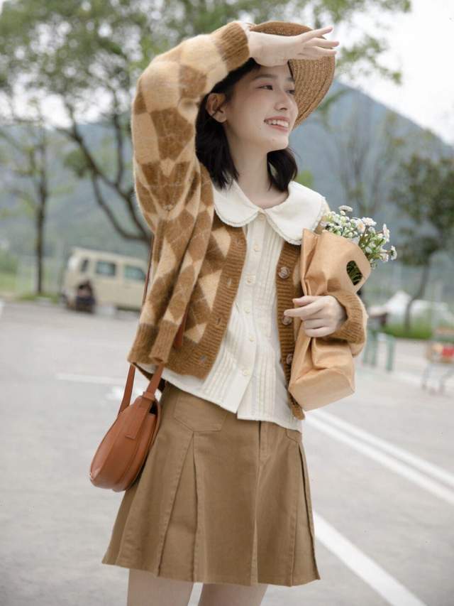 秋季,想要穿出甜美可爱风,一定少不了蓝色针织开衫的搭配