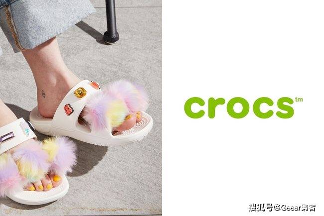 Crocs抓住夏天的尾巴：Crocs 宽带拖鞋，搭配斜扣更可爱！