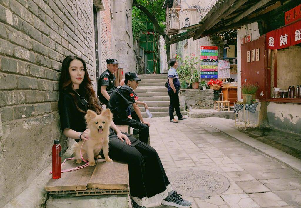 郭碧婷 向太国庆晒全家福！儿媳穿连体裤站C位获认可，孙女似郭碧婷翻版