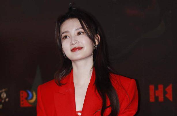 服装 李沁真是越来越会穿了，干练有女人味的装扮十分撩人，大方得体