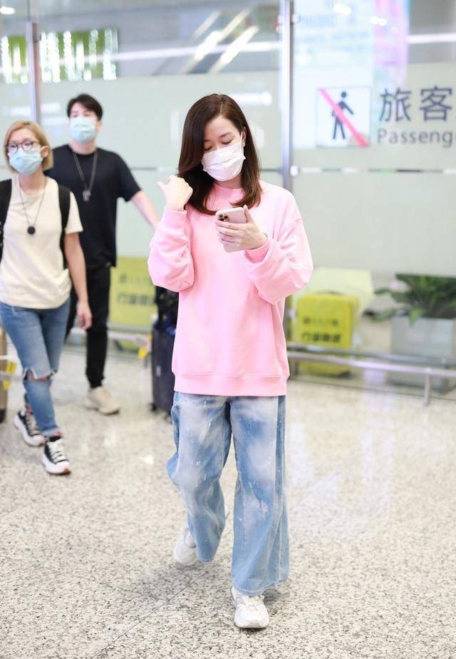 身材 佘诗曼气质太好，穿长款卫衣配牛仔裤走机场，五五分也毫无违和感