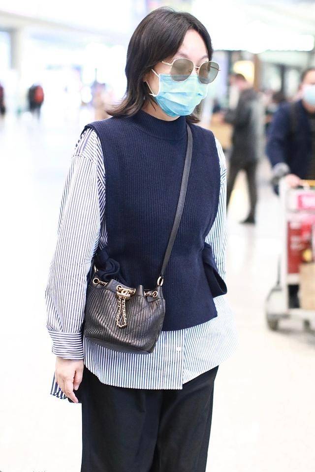 服装 50岁闫妮真会穿,条纹衬衫叠搭马甲简约又精致,中年女性该学习了