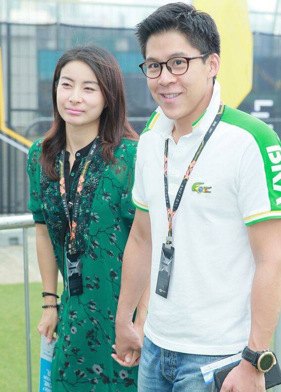 西裤 郭晶晶的时尚你懂吗?印花裙下搭西裤,不仅不丑,反倒优雅又高级