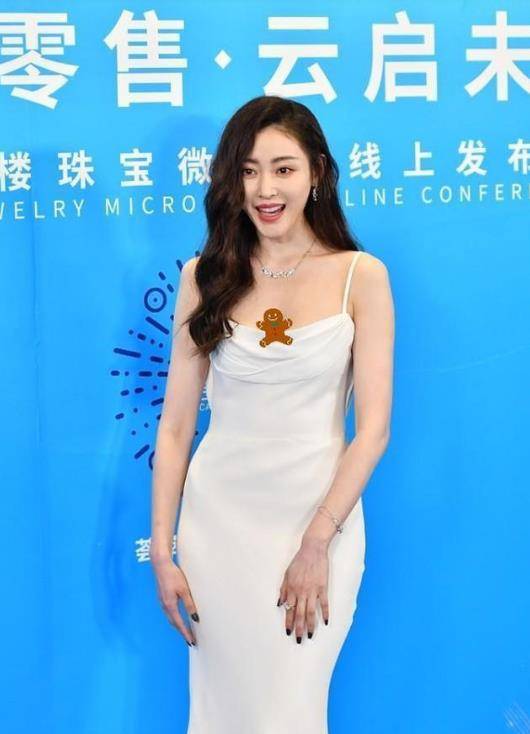 张天 张天爱身材又出圈了，穿白色连衣裙出席活动，却被项链抢了镜头