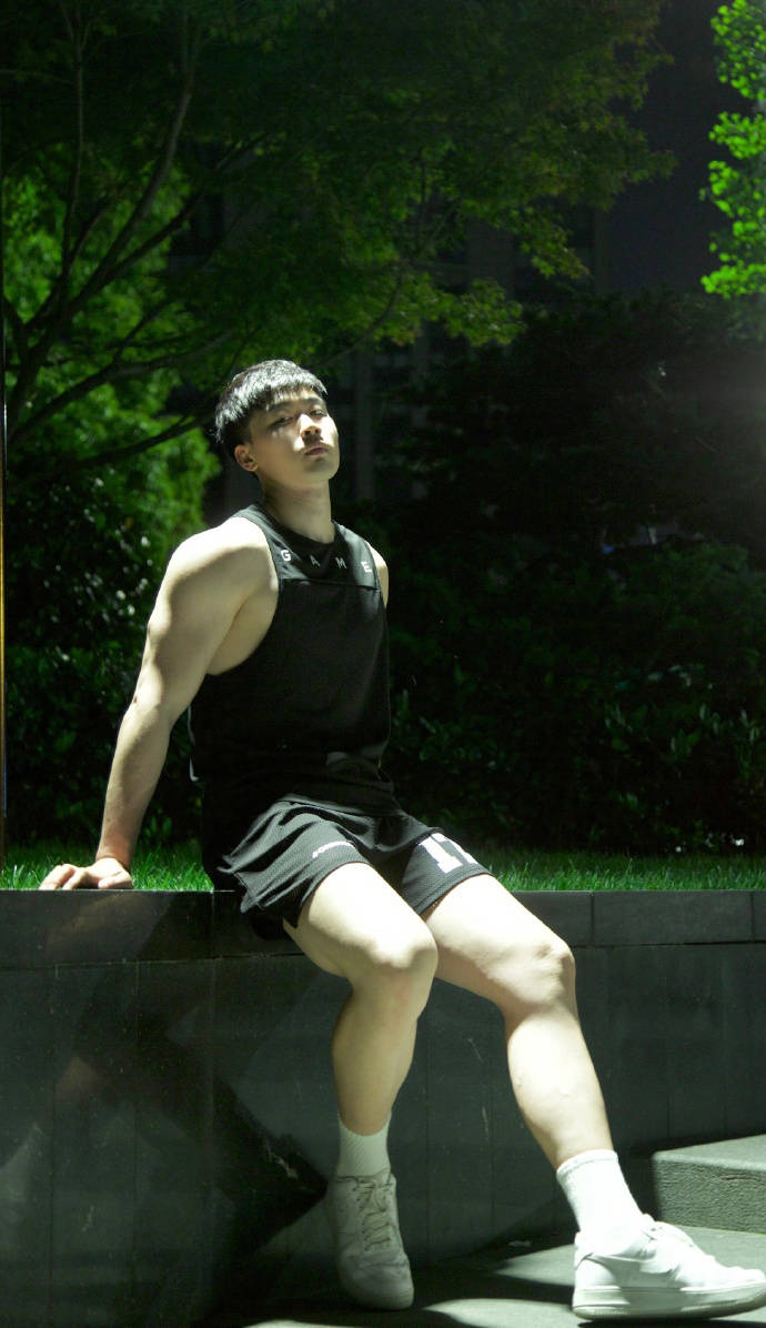 原创浙江传媒学院走出来的小哥哥满身肌肉颜值在线少年感十足