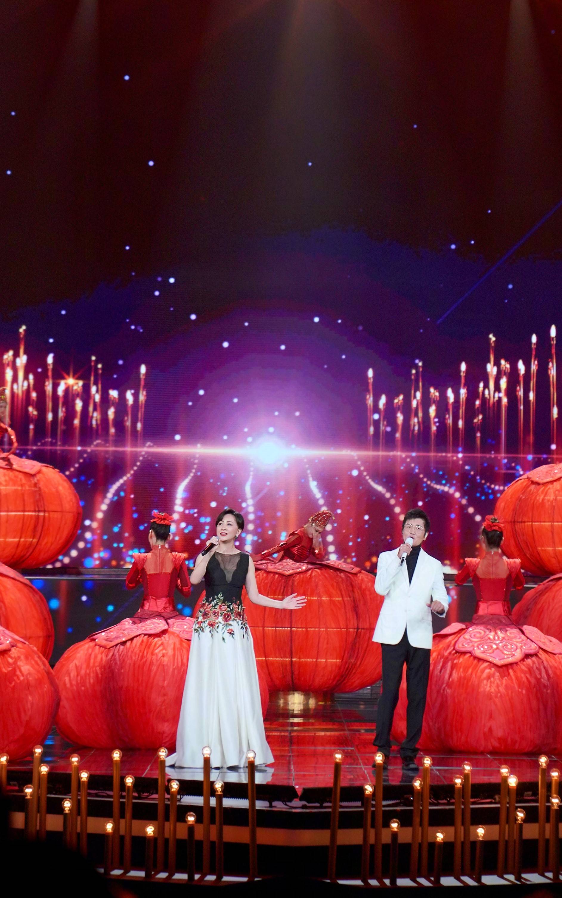 国庆 刘嘉玲闪耀国庆晚会，一袭刺绣礼服出自大师郭培之手，高级优雅