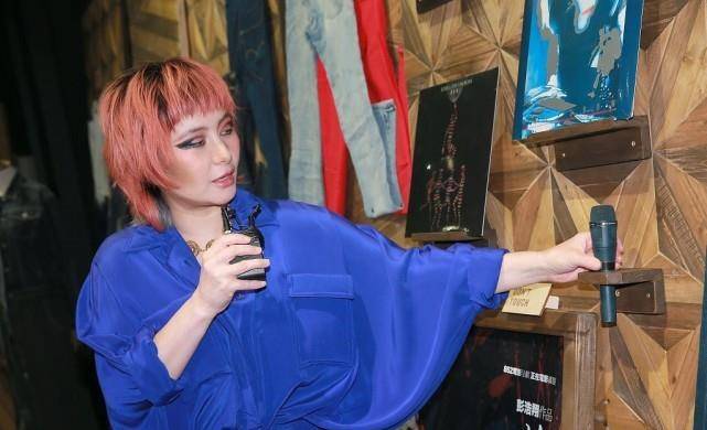 何超仪 赌王女儿还有这么叛逆的？何超仪穿着奇装异服，造型看着真独特