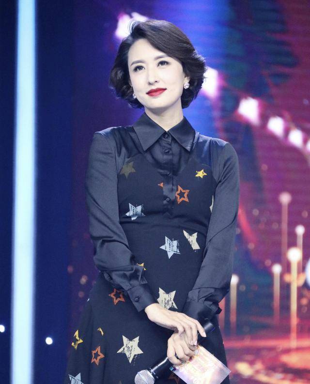 黑色 著名主持人张蕾这么厉害，穿一件黑色连衣裙搭配波波头，魅力十足