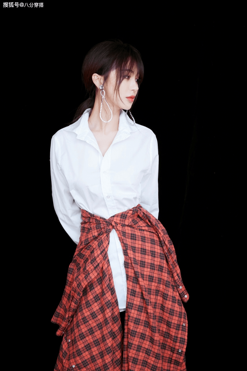 黑色 李菲儿身材好真任性，穿衬衫也能“下衣失踪”，漫画腿太撩人！