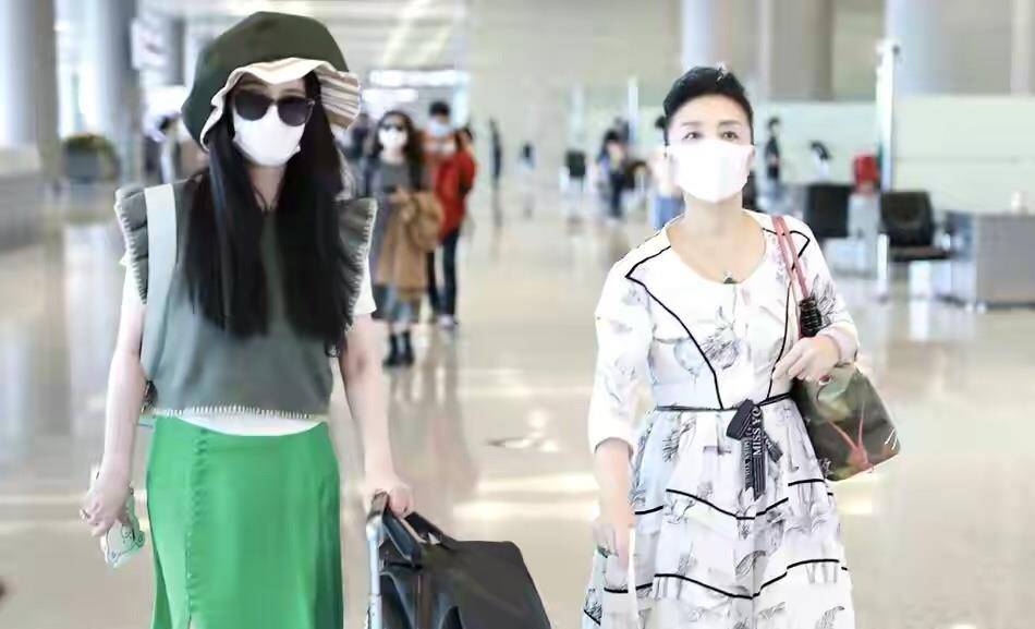 亮裙 范冰冰父母国庆合体露面，66岁老母穿亮裙获粉丝接机，比女儿大牌