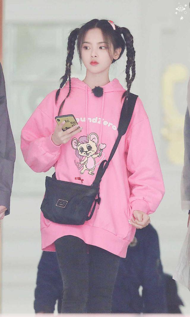 身材 佘诗曼气质太好，穿长款卫衣配牛仔裤走机场，五五分也毫无违和感