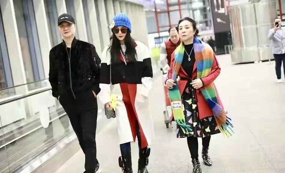 亮裙 范冰冰父母国庆合体露面，66岁老母穿亮裙获粉丝接机，比女儿大牌