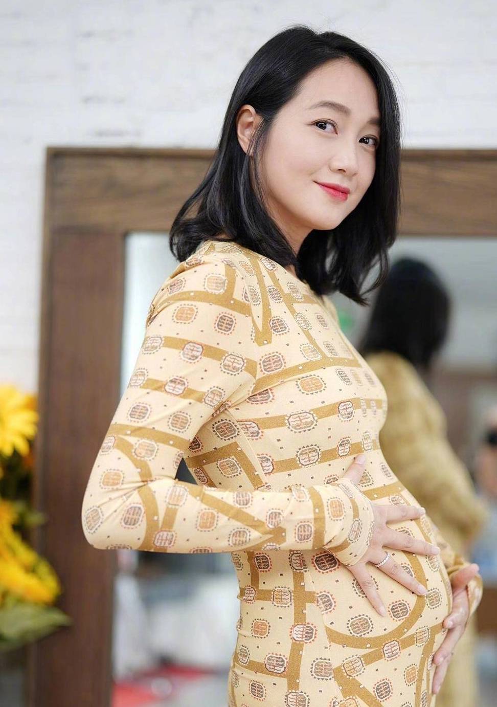 朱丹 怀孕就告别时尚？艾玛和朱丹的穿搭时髦又实用，准妈妈也要美美哒