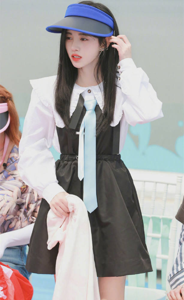 鞠婧祎 鞠婧祎“美商”太高了吧，叠穿马甲配短裤，小个子也能穿出大长腿