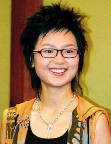 美国周笔畅留学，回国摘掉眼镜，网友：是同一个人吗？