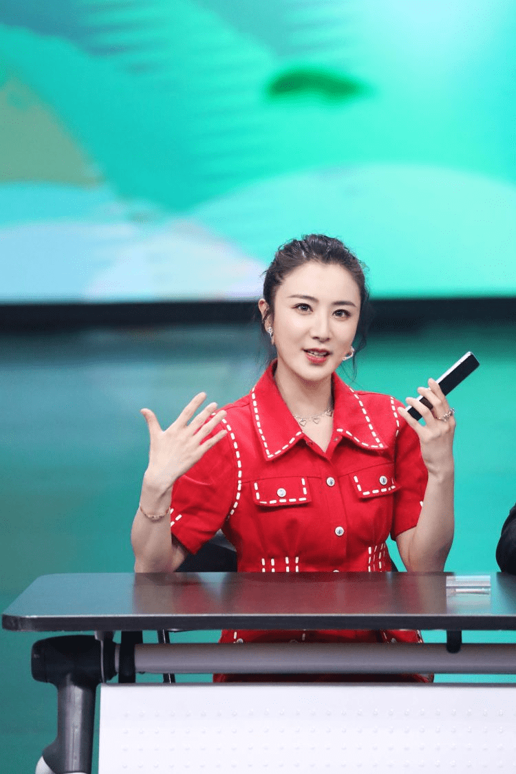 职场 薇娅与李佳琦难得并肩,虽然穿着职场装,但却带着女团的气质