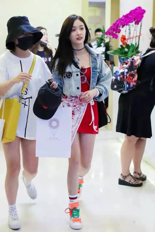 刘亦菲人美就乱来？驴蹄鞋、豹纹裤、彩虹裤袜，这些女星的衣品让人沉默