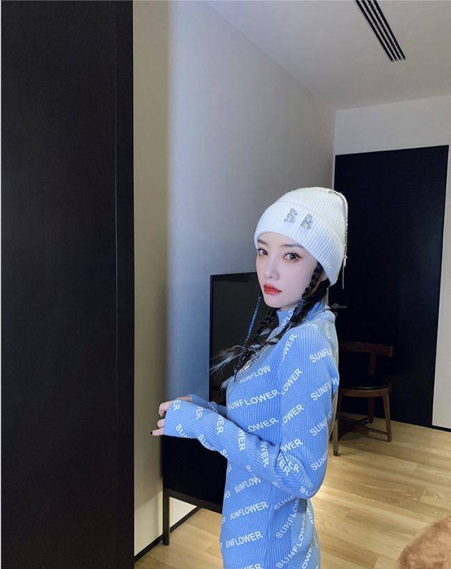 李小璐 李小璐庆生现场，40岁硬凹女团风还挺美，穿黑裙腰部“镂空”真潮