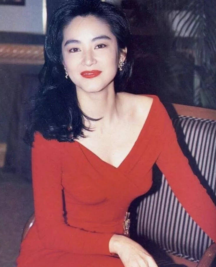 美人 岁月不败美人,林青霞剪短发穿红裙优雅从容,自然老去的样子真美