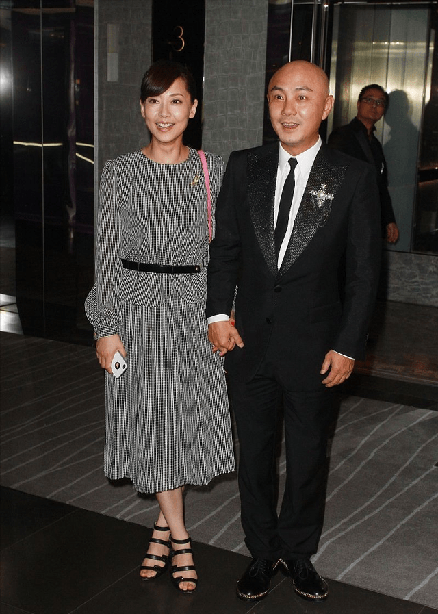 韦小宝 二代‘韦小宝’妻子手拎爱马仕，白色穿搭端庄贵气，皮肤白得发光