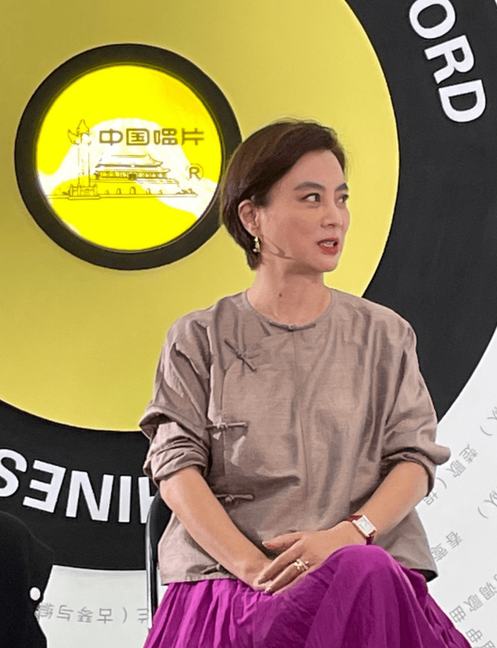 中老年 明显能感觉到李玲玉老了，可穿“婆婆衫”还挺优雅，配短发真精致