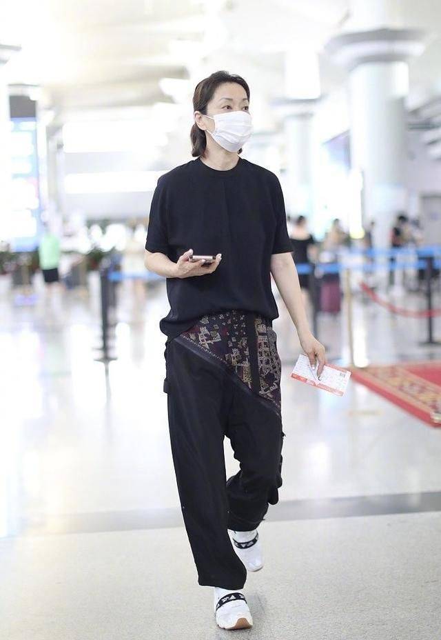 样子58岁的毛阿敏素颜出镜，皮肤暗黄沧桑，看到了老年人真实的样子！