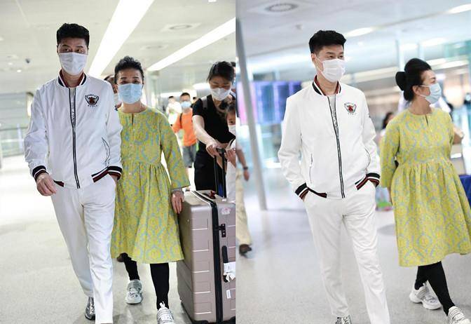 亮裙 范冰冰父母国庆合体露面,66岁老母穿亮裙获粉丝接机,比女儿大牌