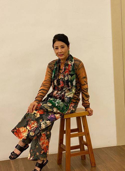 元素 汪明荃气场全开，穿印花衣服时尚单品高级优雅，很有“贵妇”范