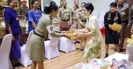 花朵 诗妮娜要把“妖娆”进行到底，当众抱娃手足无措，红旗袍太抢眼！